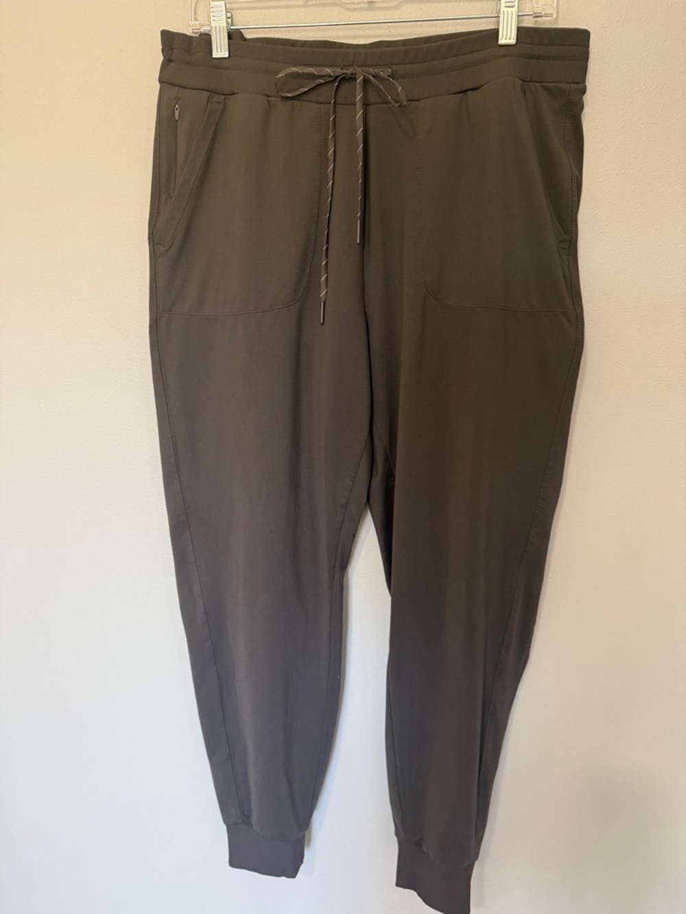 Zella Live In Pocket Joggers in charcoal